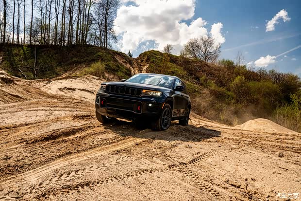 经典回归 豪华越野两不误 Jeep大切诺基Trailhawk/Overland官图